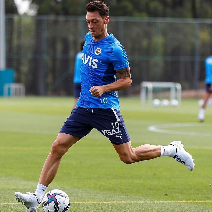 Concave top football shoes